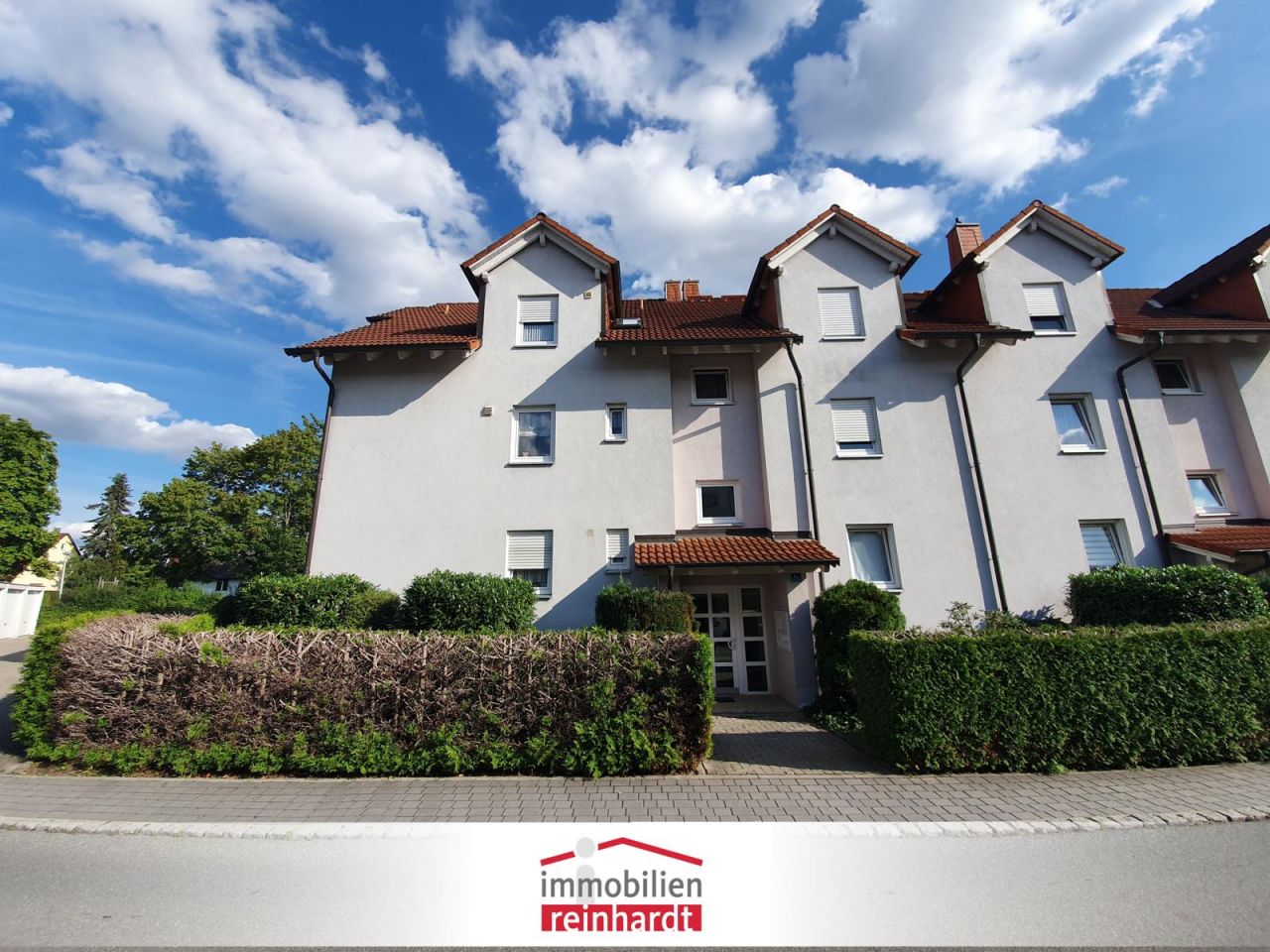 VERKAUFT - Hochparterre-Wohnung mit eigener Terrasse!