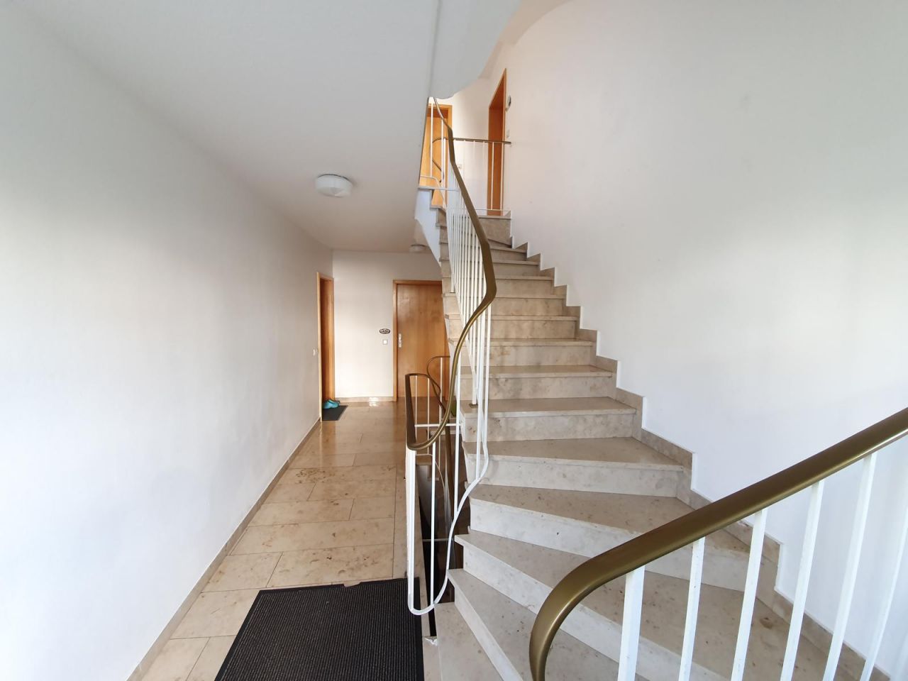 VERKAUFT - Sofort bezugsfrei - Gemütliche Wohnung mit Garage & Loggia in Unterlauter!