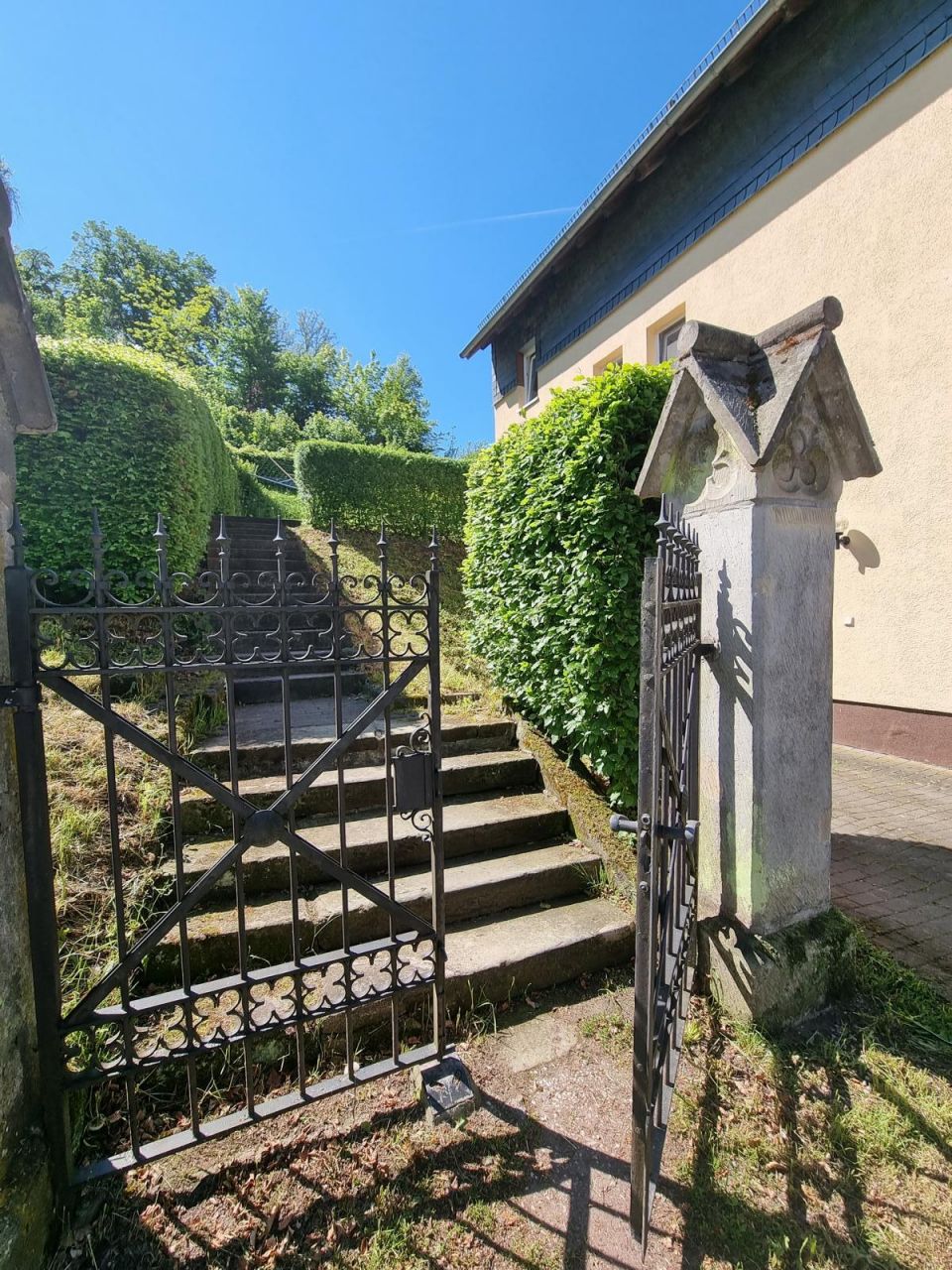 VERKAUFT - Mehrfamilienwohnhaus mit besonderem Flair und 4 Garagen in Rödental!