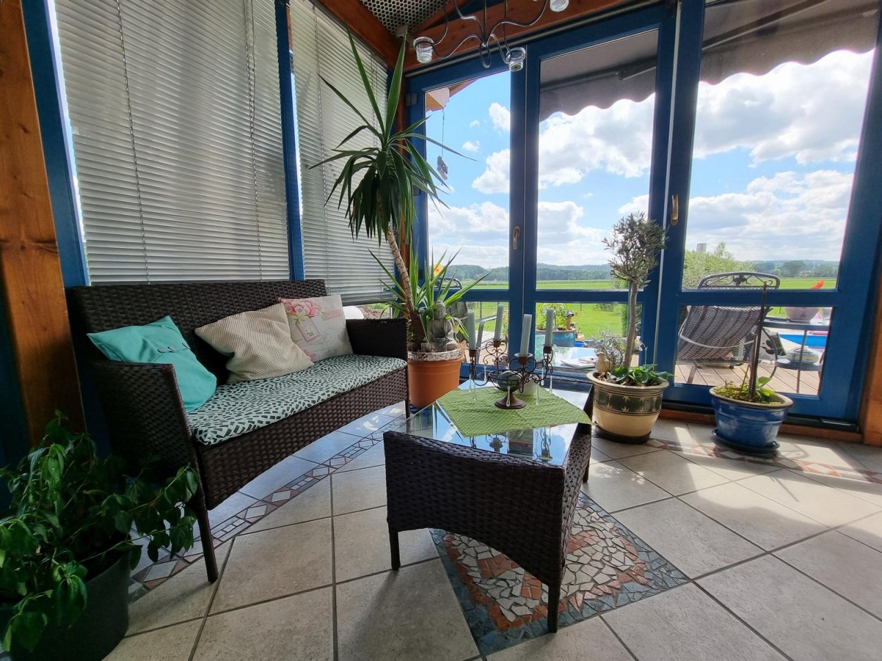 VERKAUFT - Wohnen wie im Urlaub! Einfamilienhaus mit Wintergarten und Pool am Coburger Stadtrand