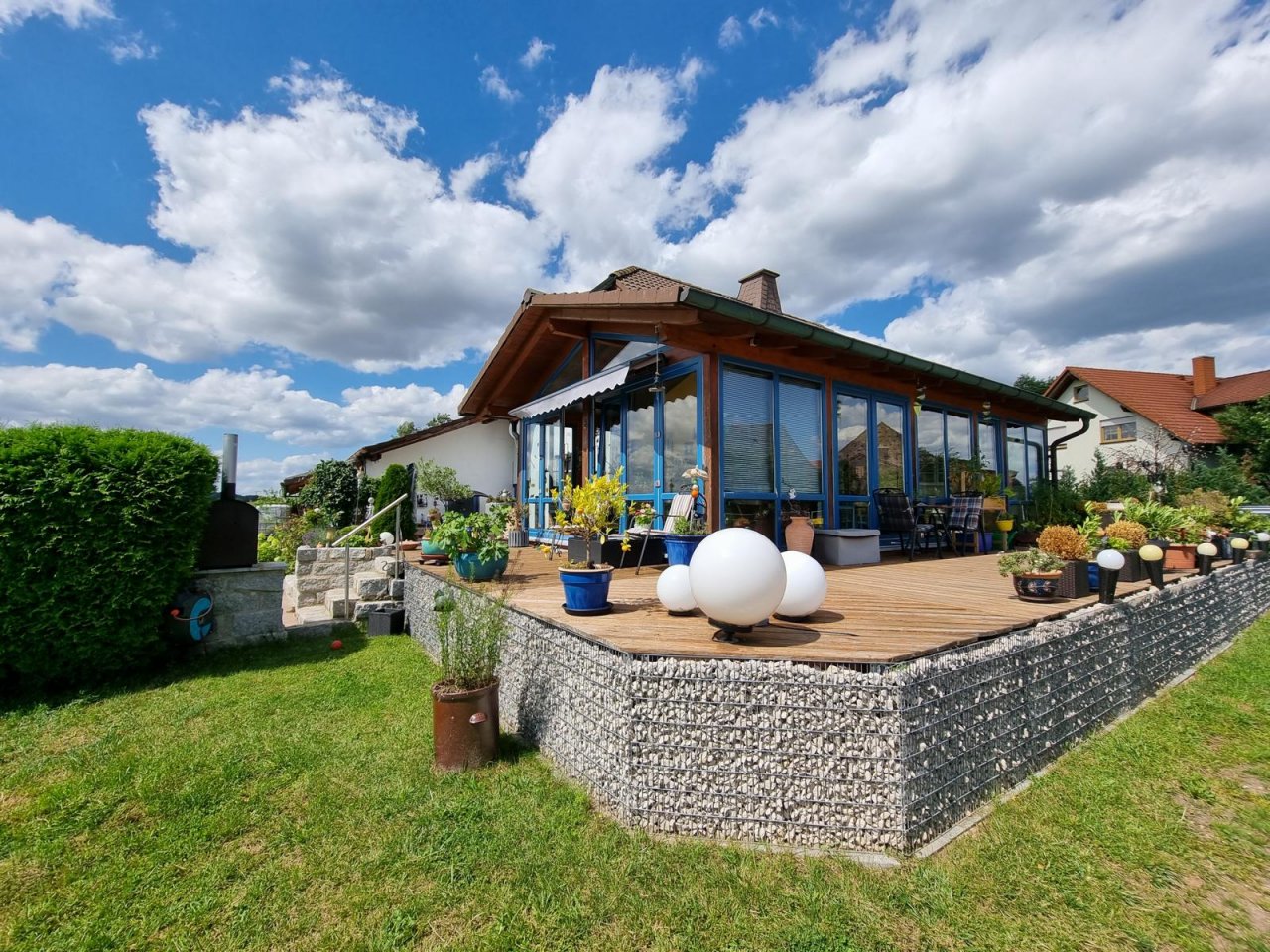 VERKAUFT - Wohnen wie im Urlaub! Einfamilienhaus mit Wintergarten und Pool am Coburger Stadtrand