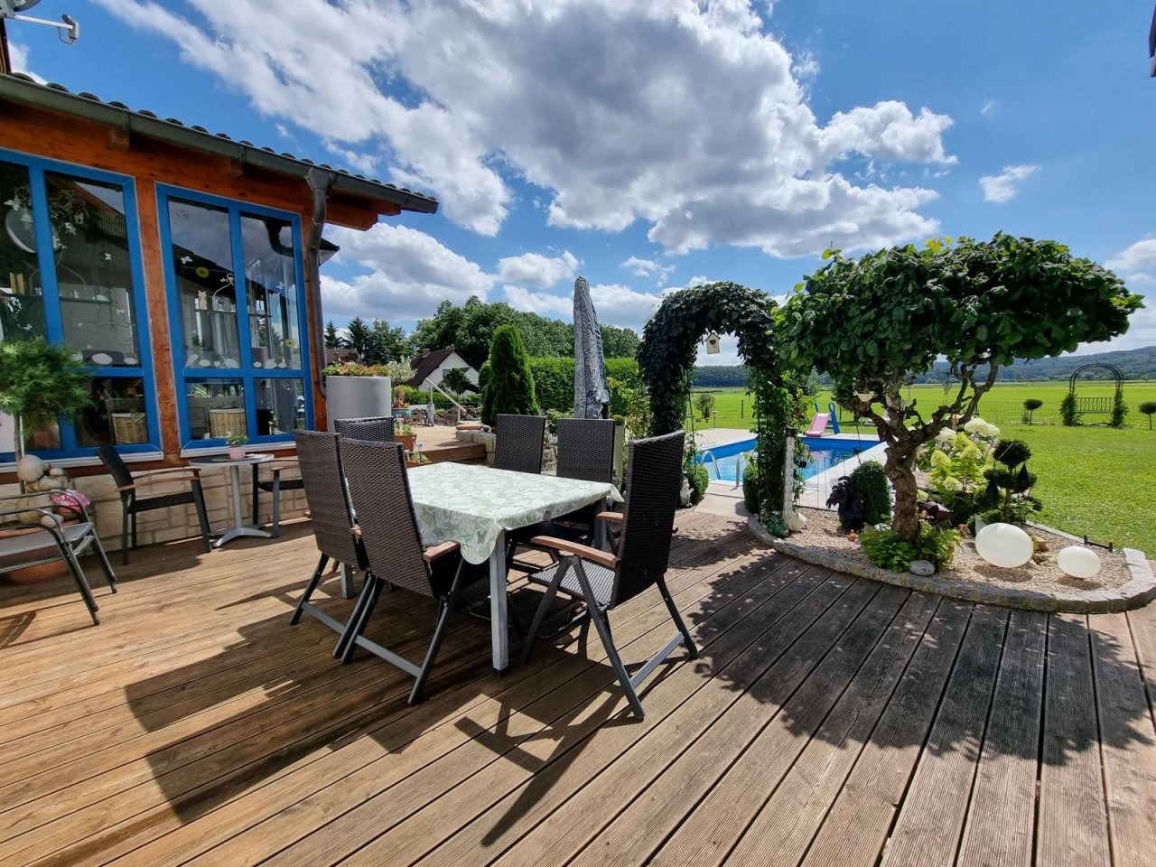 VERKAUFT - Wohnen wie im Urlaub! Einfamilienhaus mit Wintergarten und Pool am Coburger Stadtrand