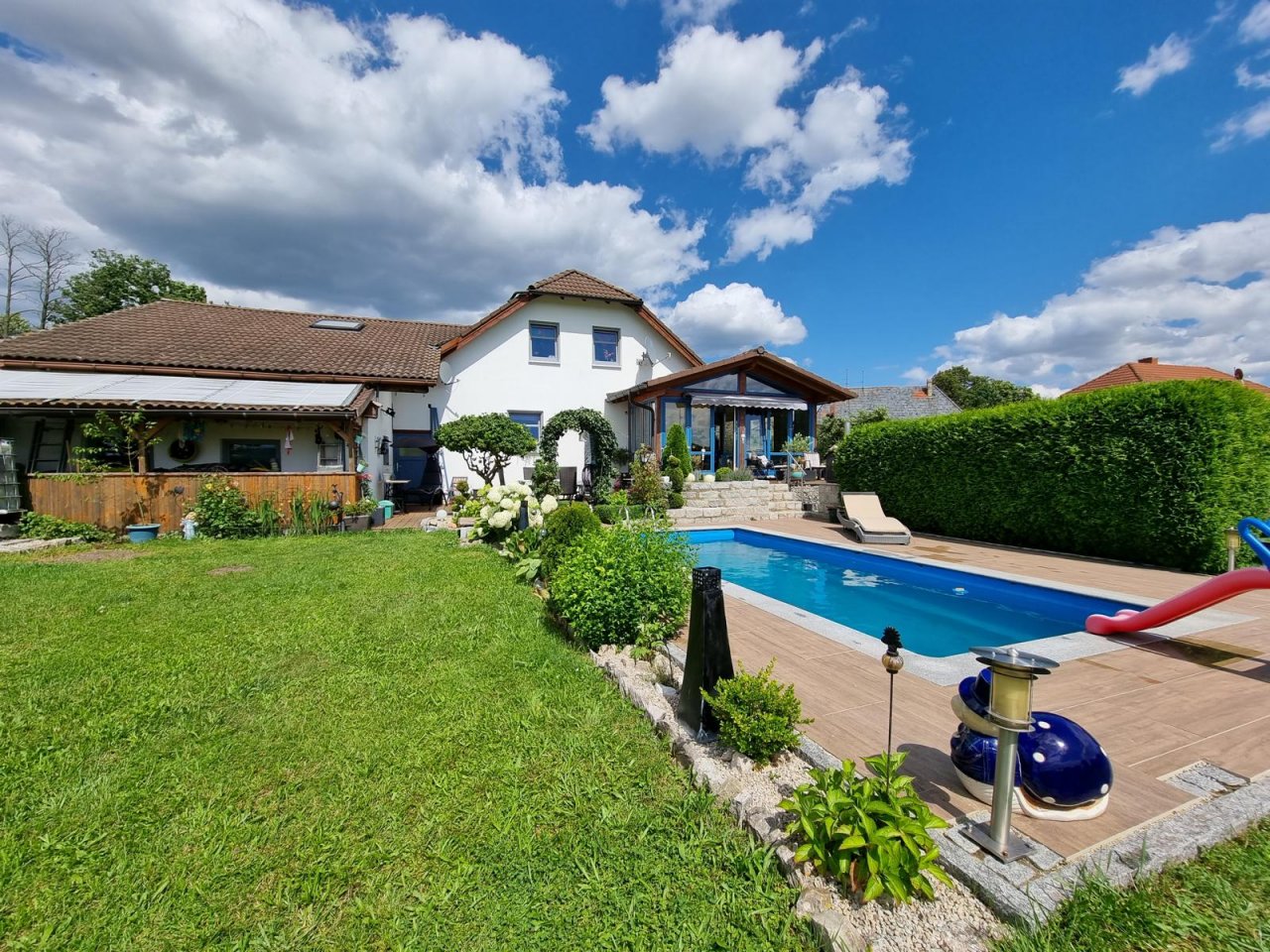 VERKAUFT - Wohnen wie im Urlaub! Einfamilienhaus mit Wintergarten und Pool am Coburger Stadtrand