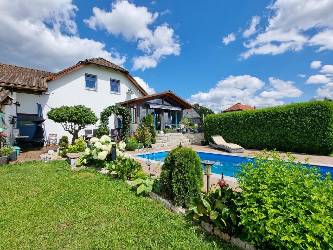 VERKAUFT - Wohnen wie im Urlaub! Einfamilienhaus mit Wintergarten und Pool am Coburger Stadtrand