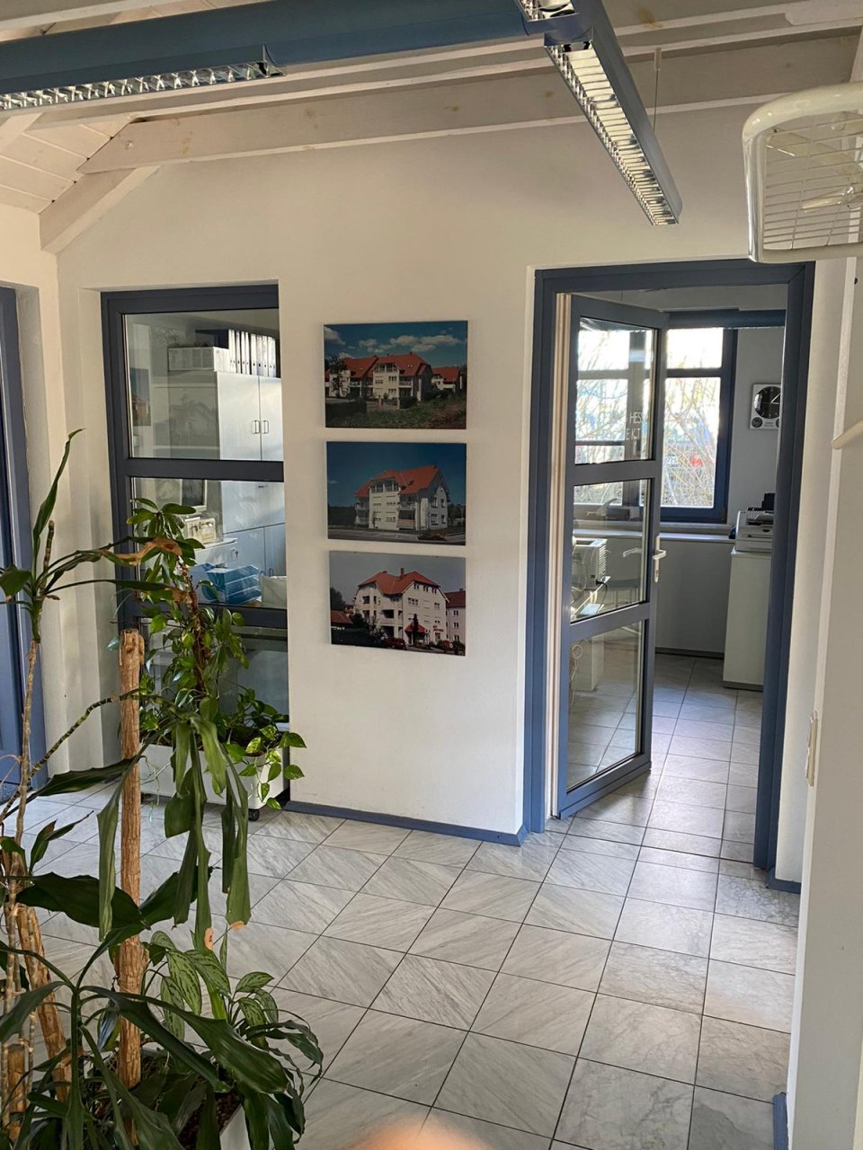 VERKAUFT - Modernes Bürogebäude mit Galerie, Gartenteich, Garage u. 8 Stellplätzen in Coburg!