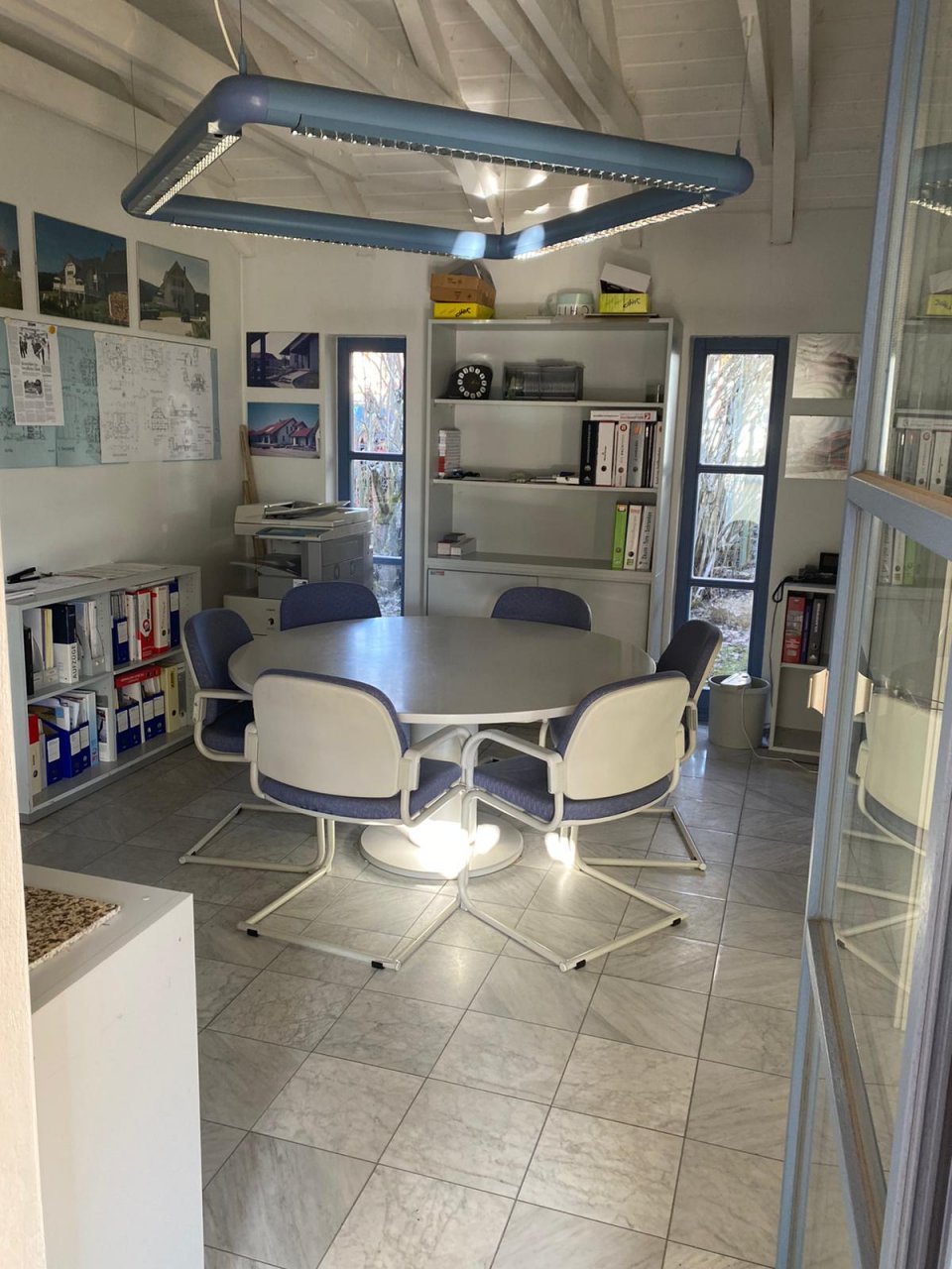 VERKAUFT - Modernes Bürogebäude mit Galerie, Gartenteich, Garage u. 8 Stellplätzen in Coburg!