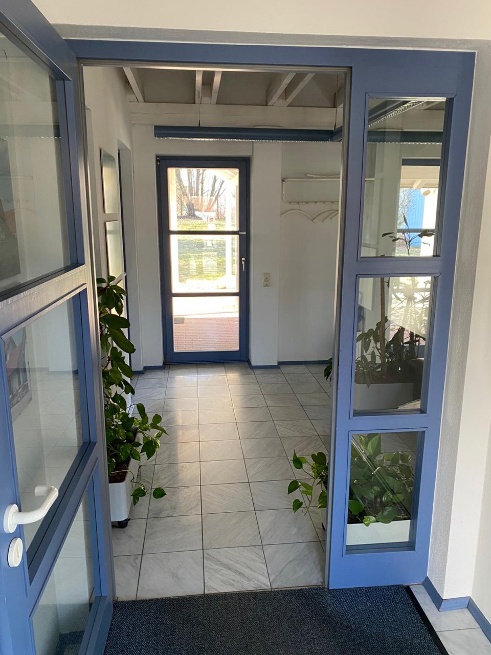 VERKAUFT - Modernes Bürogebäude mit Galerie, Gartenteich, Garage u. 8 Stellplätzen in Coburg!