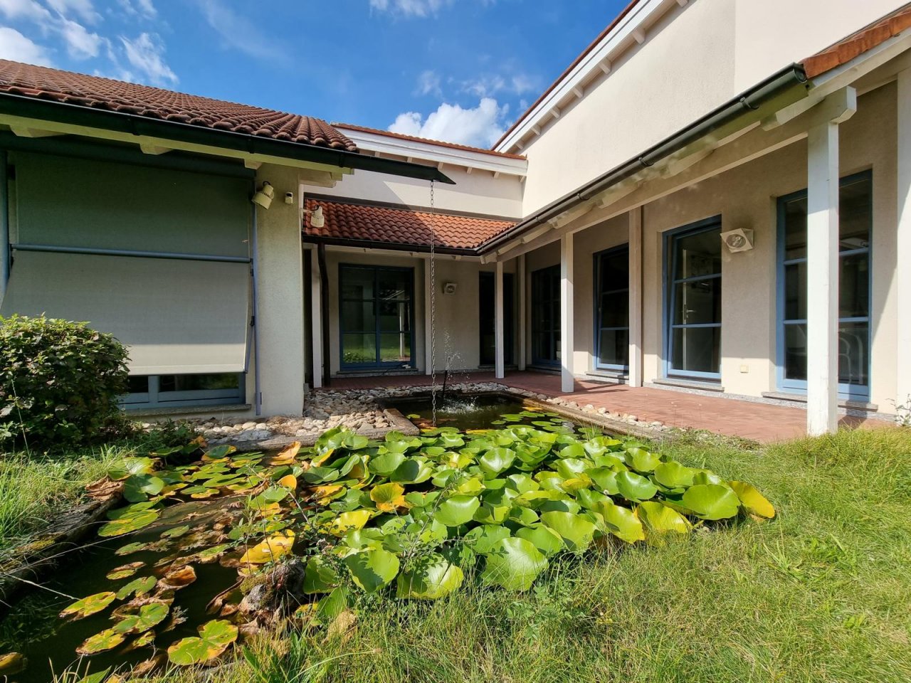 VERKAUFT - Modernes Bürogebäude mit Galerie, Gartenteich, Garage u. 8 Stellplätzen in Coburg!