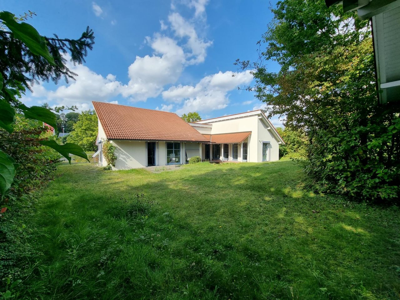 VERKAUFT - Modernes Bürogebäude mit Galerie, Gartenteich, Garage u. 8 Stellplätzen in Coburg!