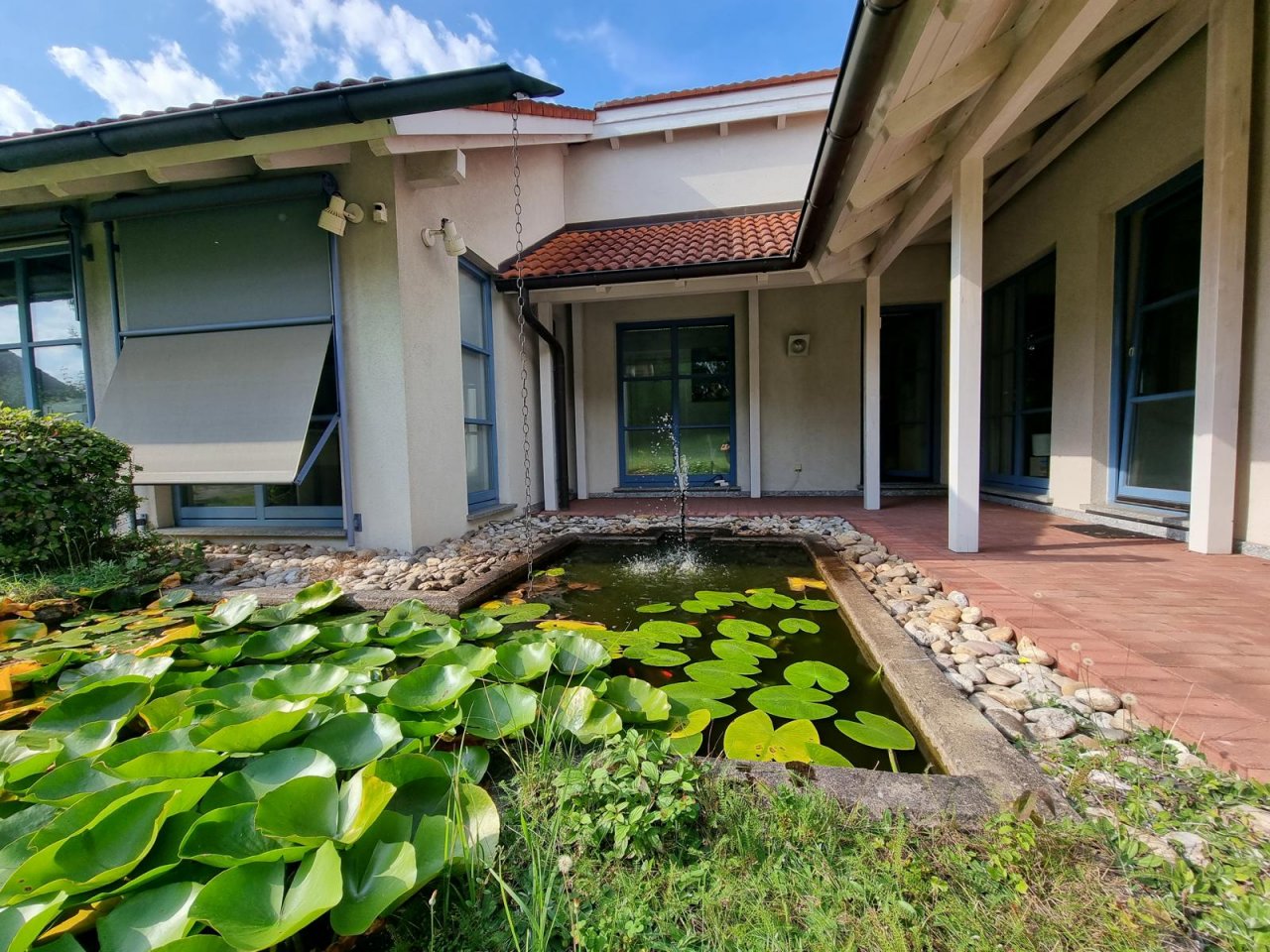 VERKAUFT - Modernes Bürogebäude mit Galerie, Gartenteich, Garage u. 8 Stellplätzen in Coburg!