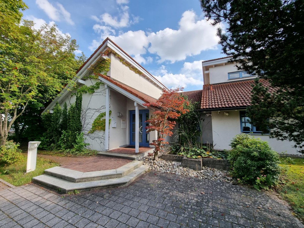 VERKAUFT - Modernes Bürogebäude mit Galerie, Gartenteich, Garage u. 8 Stellplätzen in Coburg!