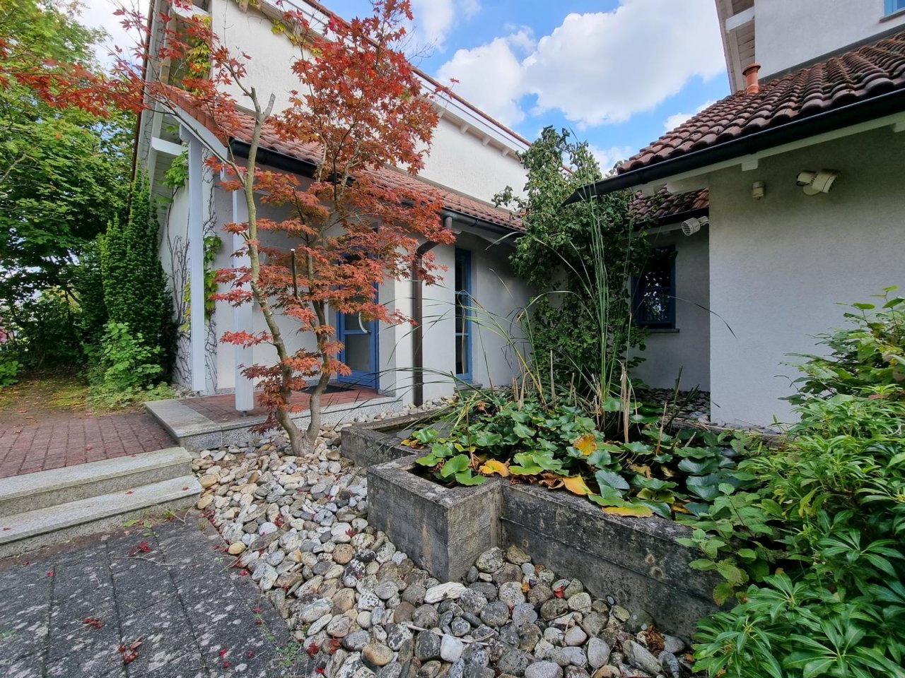 VERKAUFT - Modernes Bürogebäude mit Galerie, Gartenteich, Garage u. 8 Stellplätzen in Coburg!