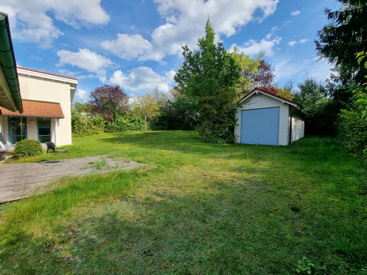 VERKAUFT - Modernes Bürogebäude mit Galerie, Gartenteich, Garage u. 8 Stellplätzen in Coburg!