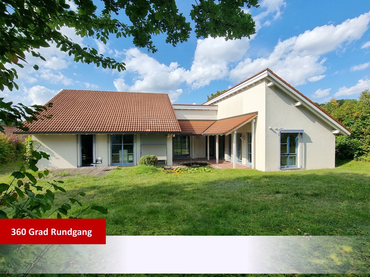 VERKAUFT - Modernes Bürogebäude mit Galerie, Gartenteich, Garage u. 8 Stellplätzen in Coburg!