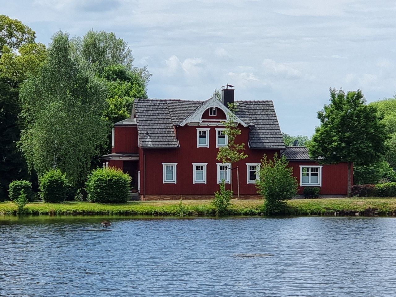 VERKAUFT - Charmantes Einfamilienhaus mit Flair, See-Blick sowie 9 Garagen auf 1.692 m² Grund