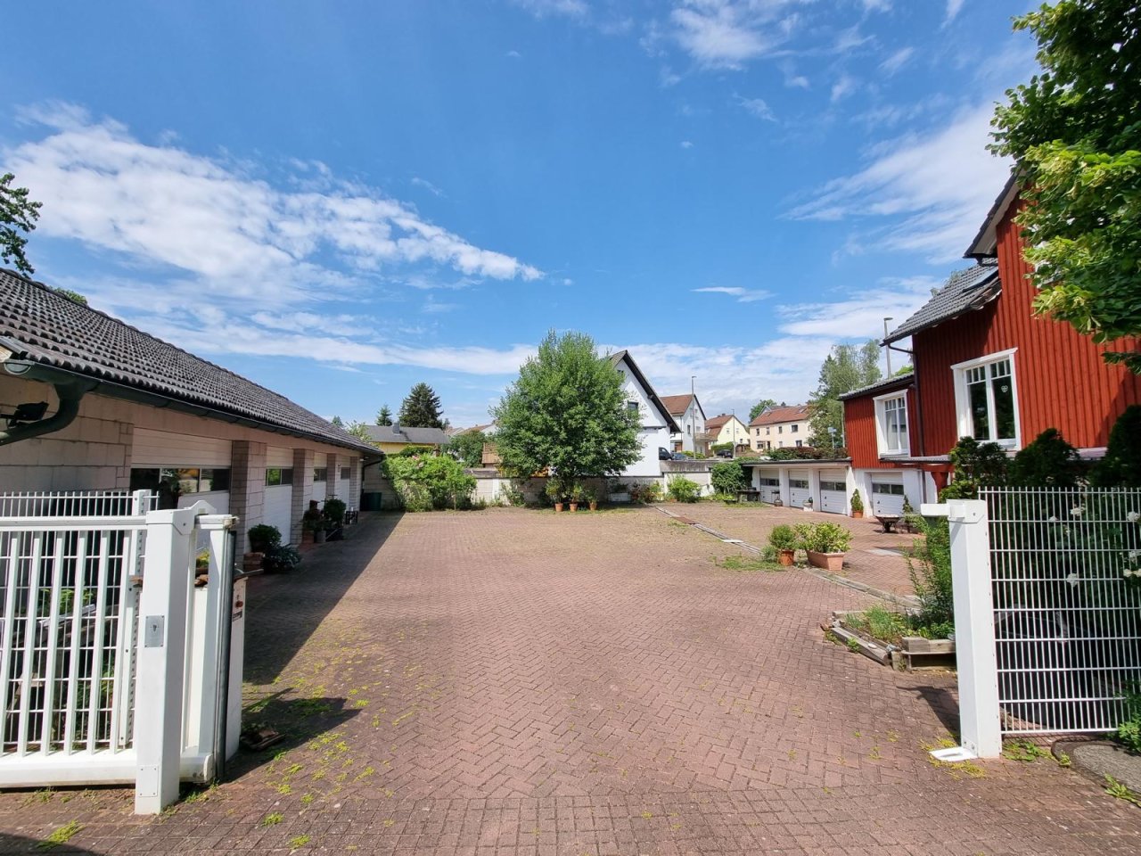 VERKAUFT - Charmantes Einfamilienhaus mit Flair, See-Blick sowie 9 Garagen auf 1.692 m² Grund
