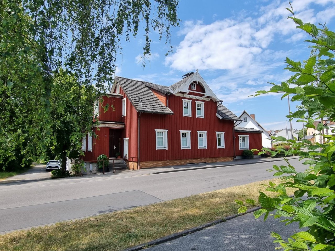 VERKAUFT - Charmantes Einfamilienhaus mit Flair, See-Blick sowie 9 Garagen auf 1.692 m² Grund