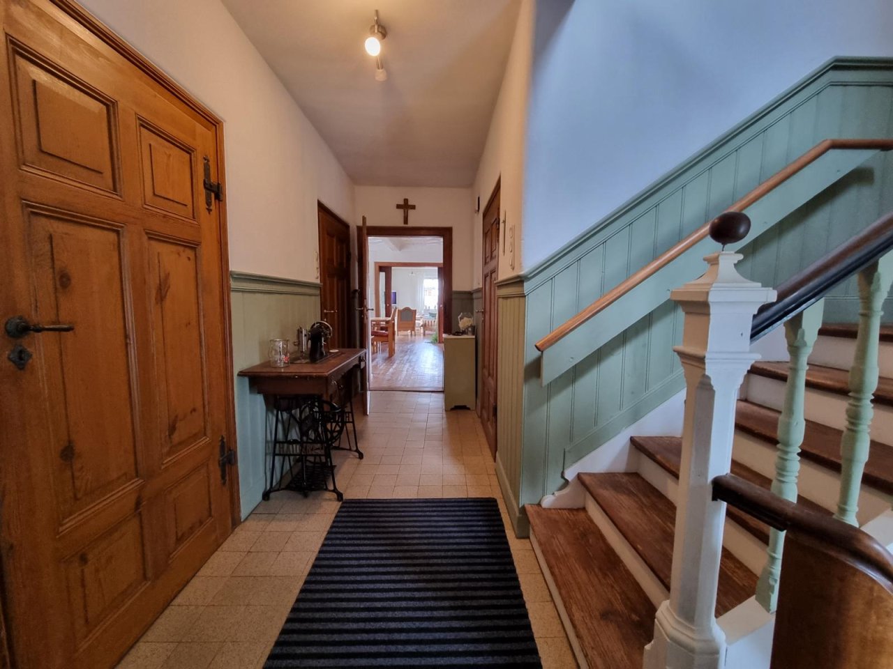 VERKAUFT - Charmantes Einfamilienhaus mit Flair, See-Blick sowie 9 Garagen auf 1.692 m² Grund