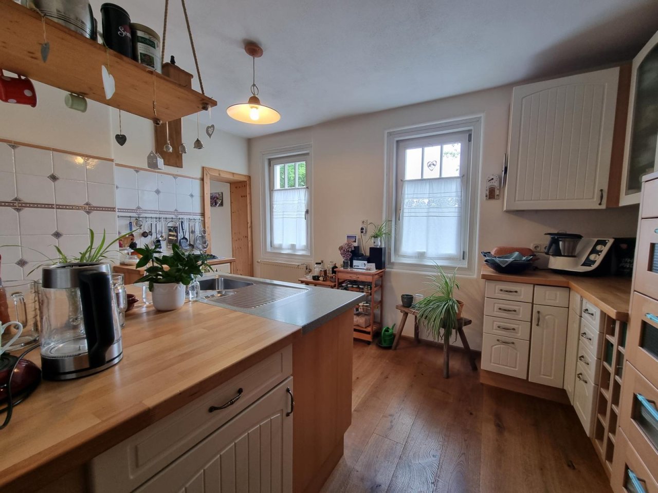 VERKAUFT - Charmantes Einfamilienhaus mit Flair, See-Blick sowie 9 Garagen auf 1.692 m² Grund