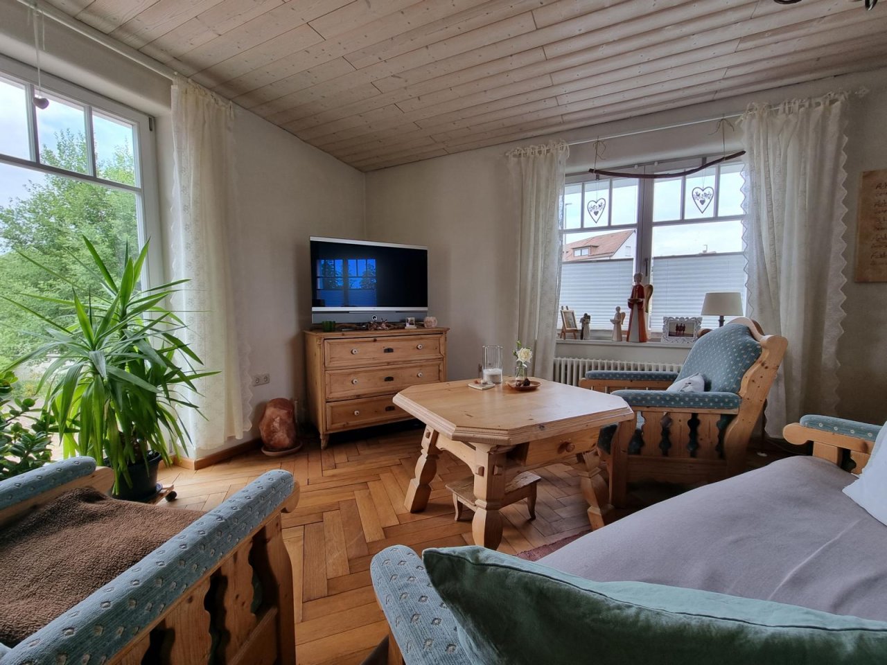 VERKAUFT - Charmantes Einfamilienhaus mit Flair, See-Blick sowie 9 Garagen auf 1.692 m² Grund