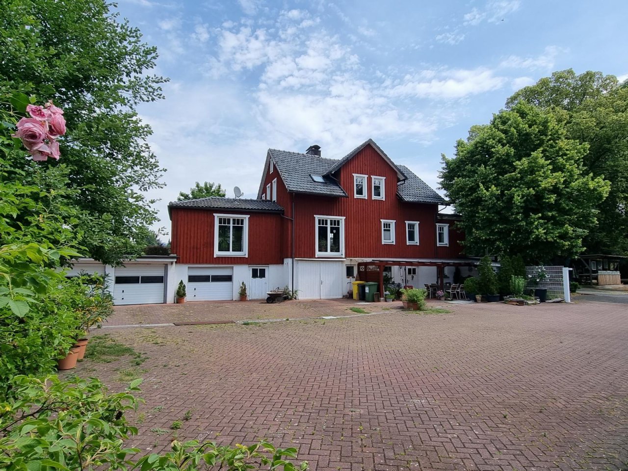 VERKAUFT - Charmantes Einfamilienhaus mit Flair, See-Blick sowie 9 Garagen auf 1.692 m² Grund