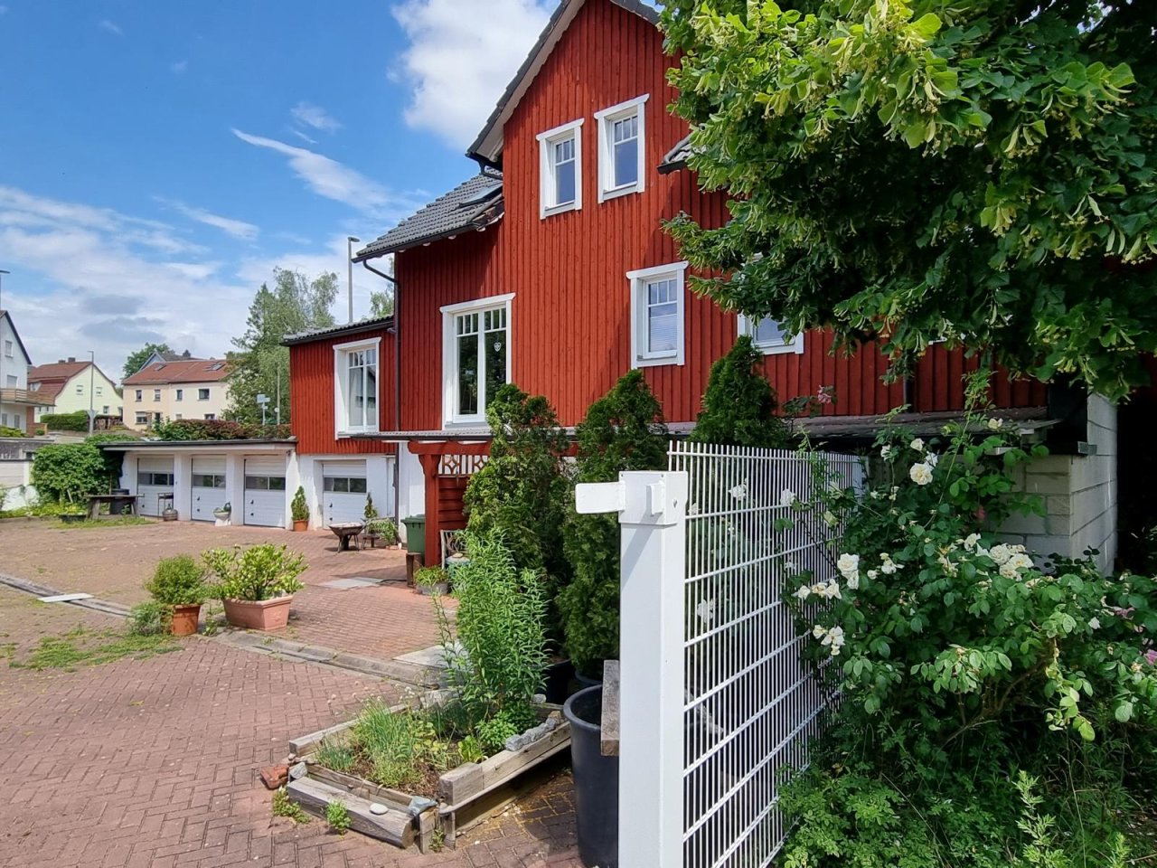 VERKAUFT - Charmantes Einfamilienhaus mit Flair, See-Blick sowie 9 Garagen auf 1.692 m² Grund