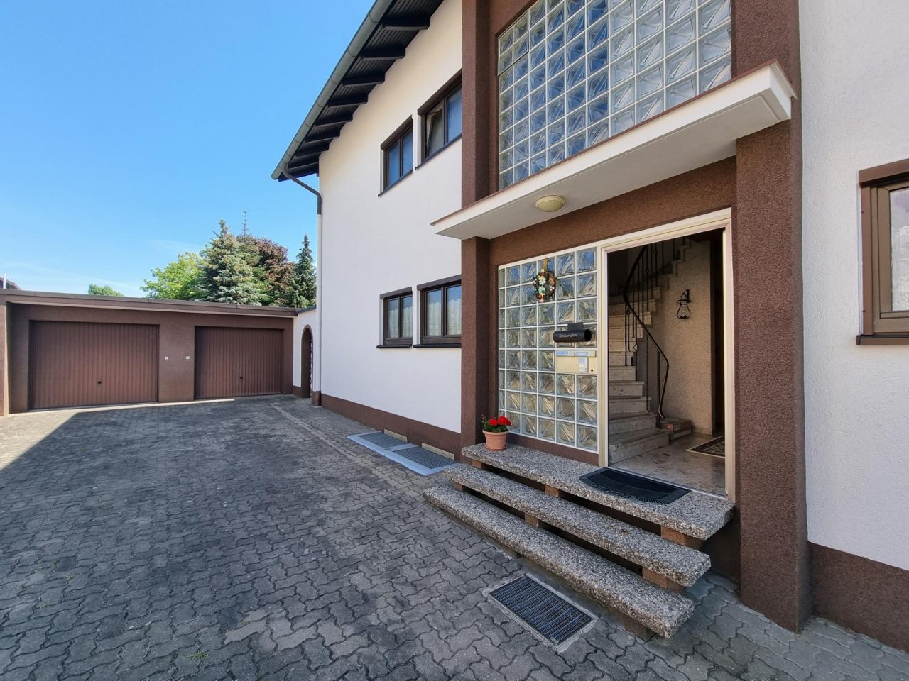 VERKAUFT - Äußerst gepflegtes Zweifamilienhaus in zentraler, ruhiger Lage!