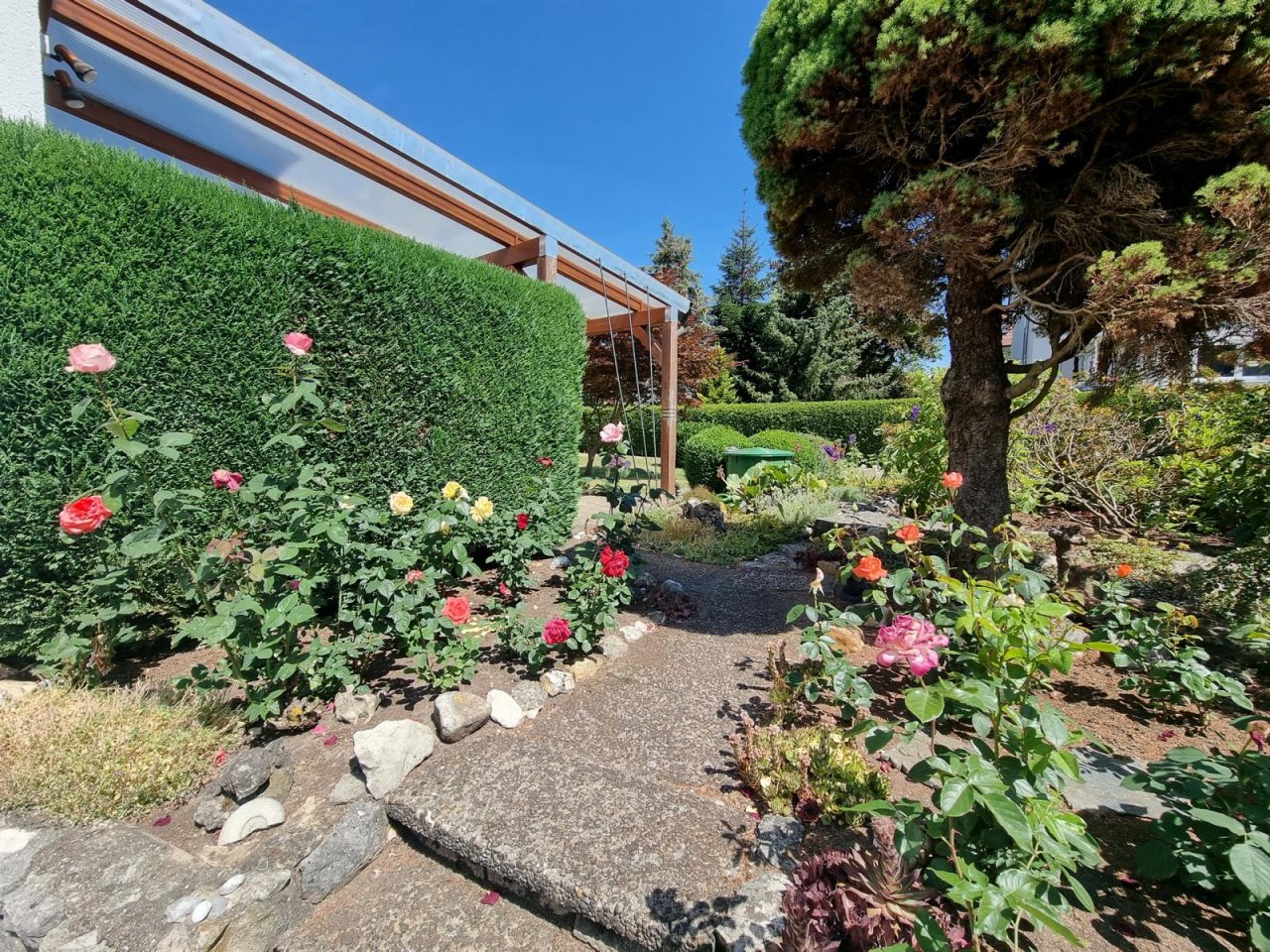 VERKAUFT - Äußerst gepflegtes Zweifamilienhaus in zentraler, ruhiger Lage!