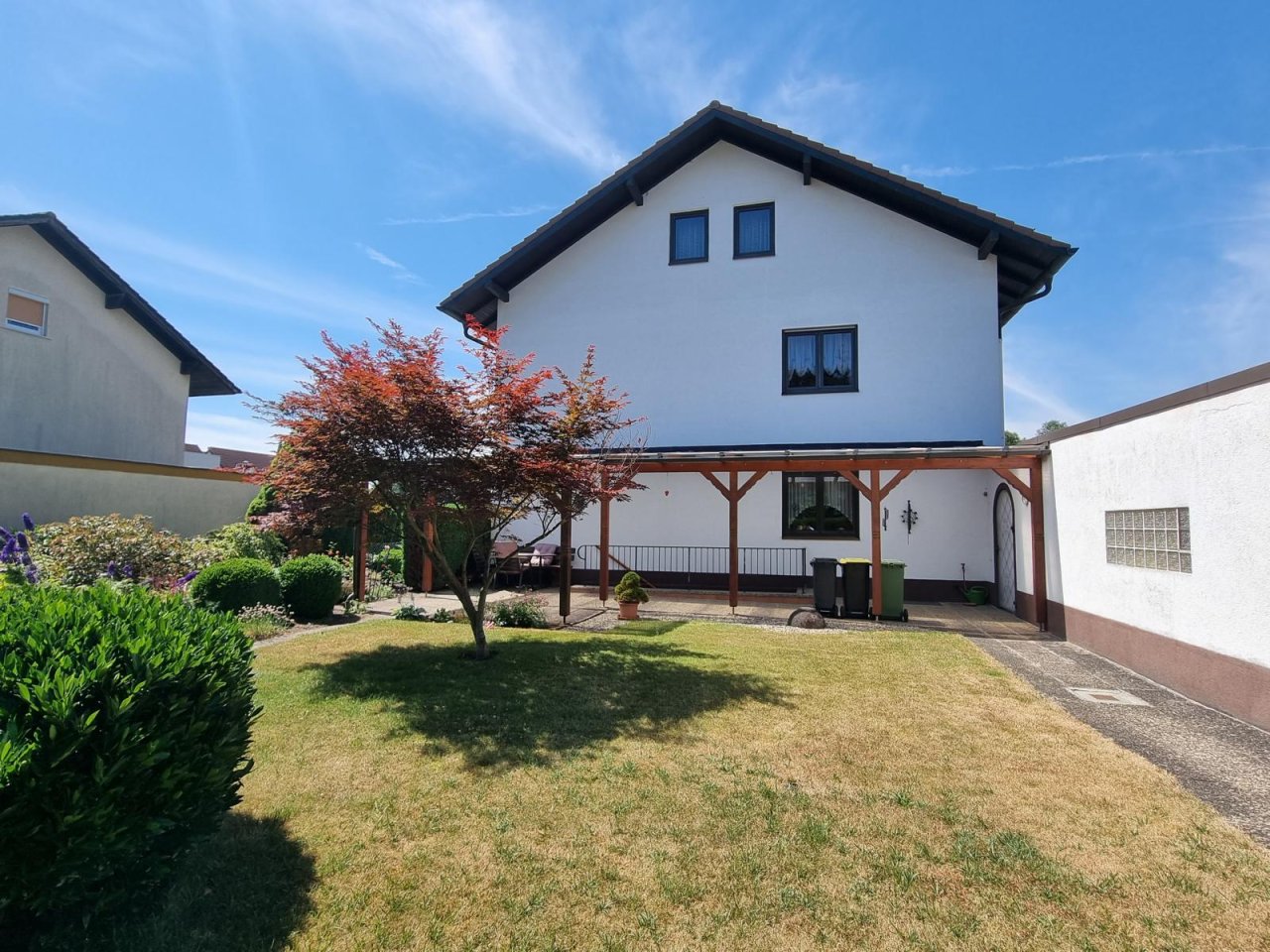 VERKAUFT - Äußerst gepflegtes Zweifamilienhaus in zentraler, ruhiger Lage!