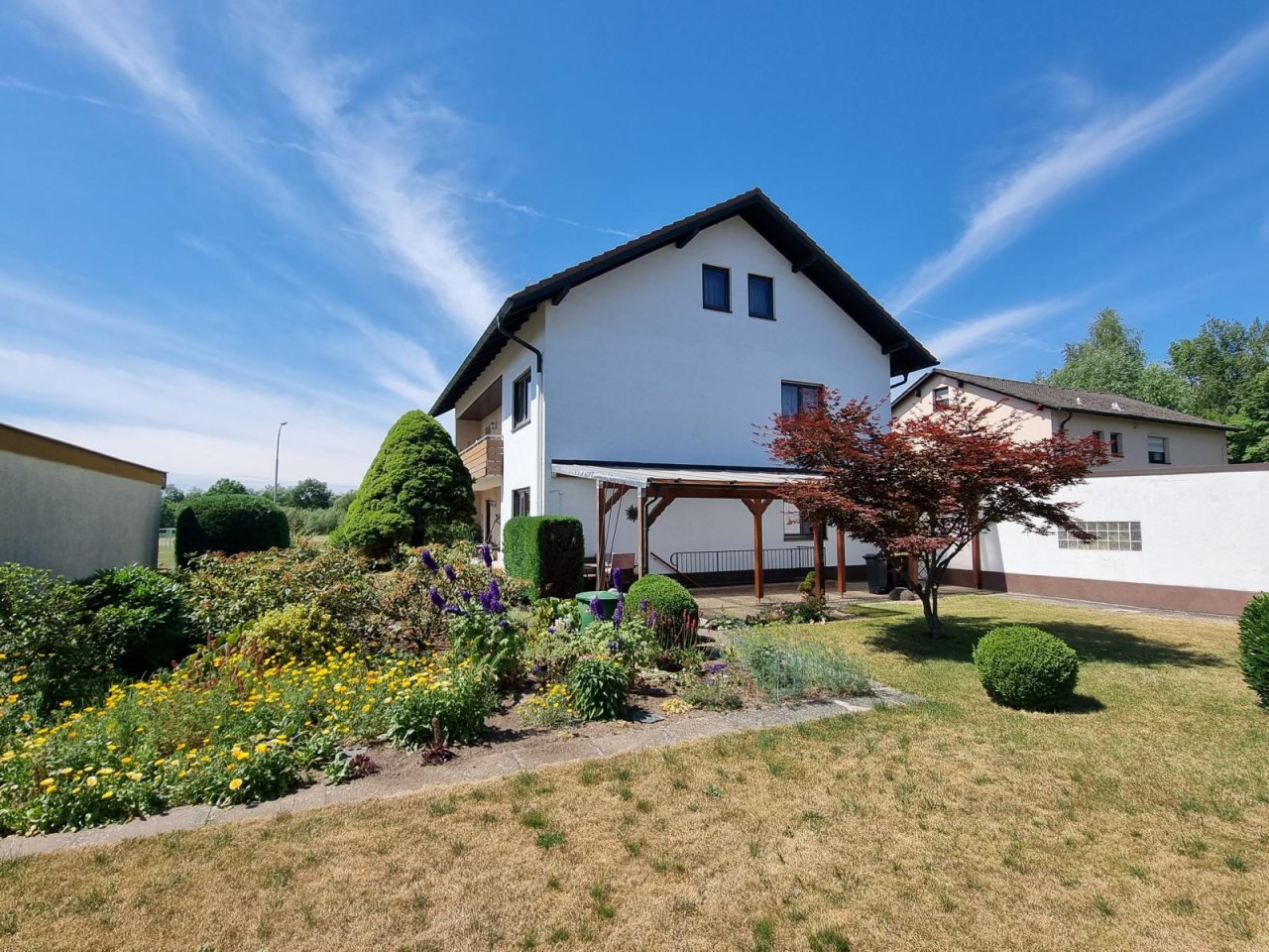 VERKAUFT - Äußerst gepflegtes Zweifamilienhaus in zentraler, ruhiger Lage!