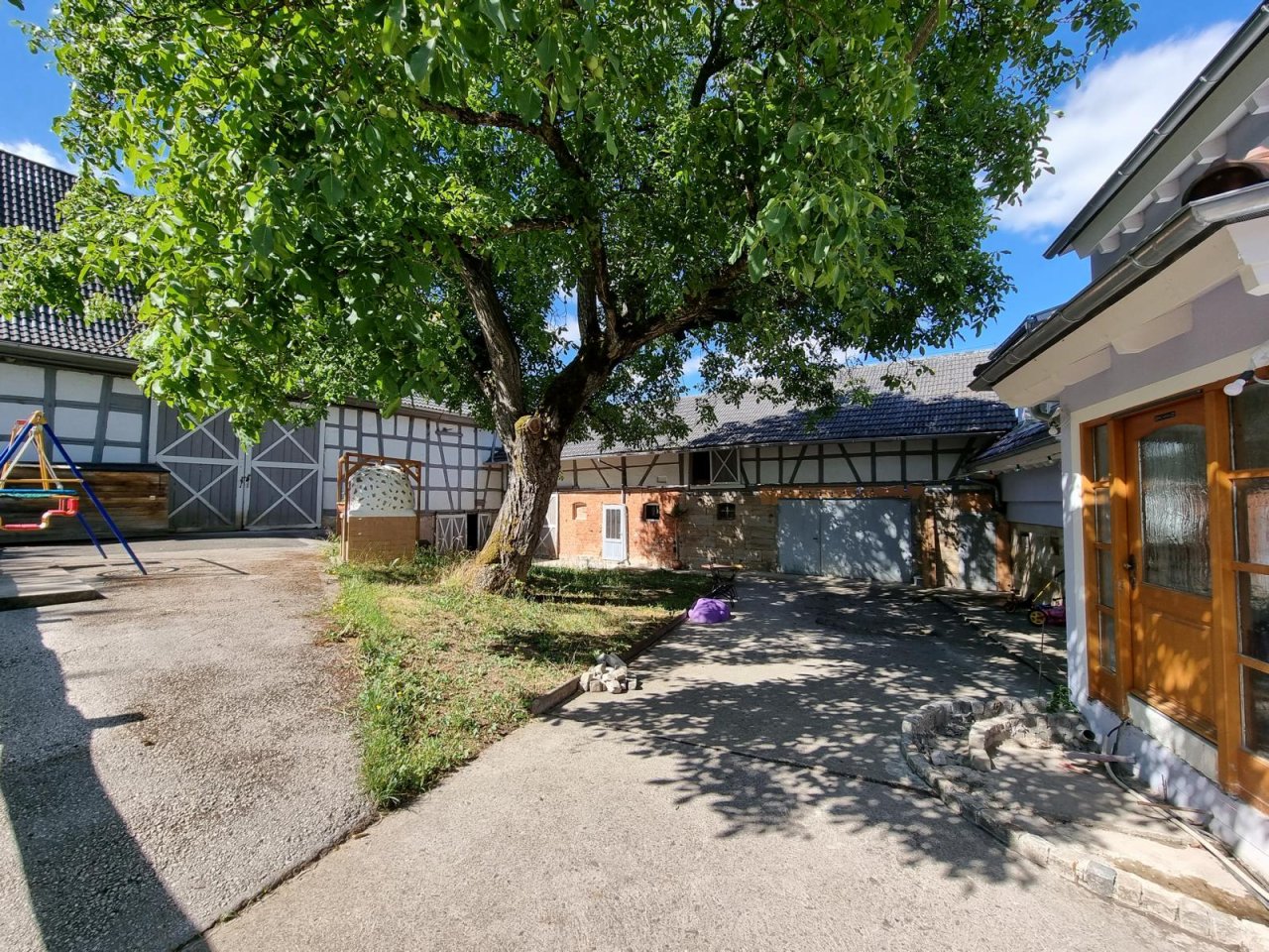 VERKAUFT - Ökologisch sanierter Dreiseithof auf ca. 2000 m² Grund südlich von Coburg!