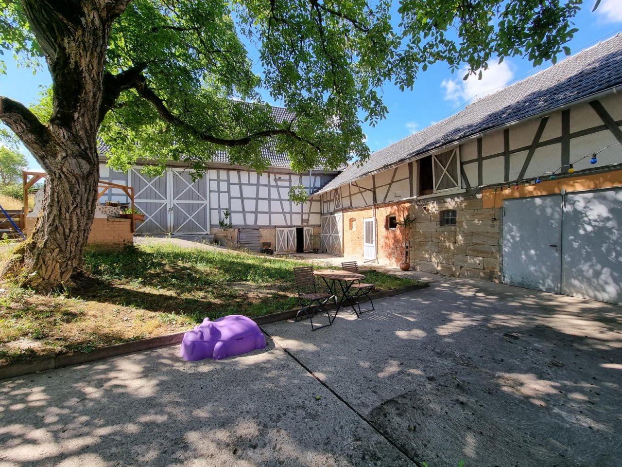 VERKAUFT - Ökologisch sanierter Dreiseithof auf ca. 2000 m² Grund südlich von Coburg!