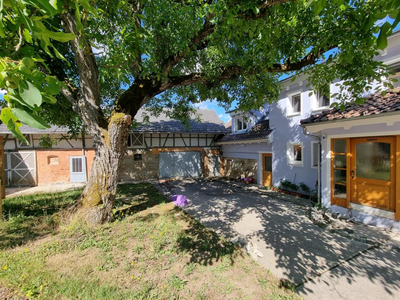 VERKAUFT - Ökologisch sanierter Dreiseithof auf ca. 2000 m² Grund südlich von Coburg!