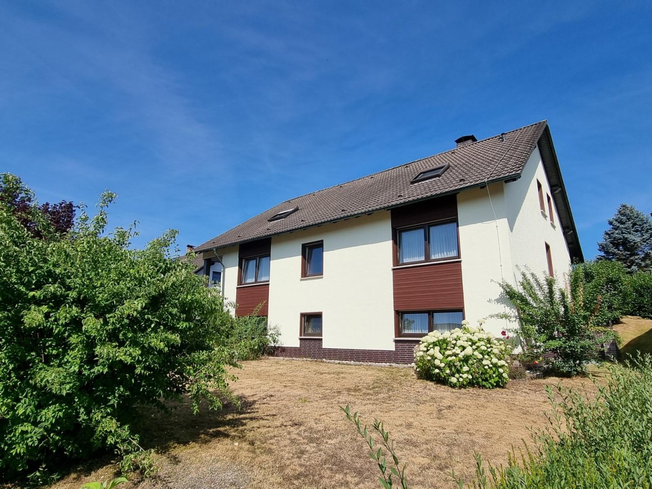 Verkauft - Gepflegtes Wohnen mit Doppelgarage im begehrten Stadtbusbereich von Coburg!