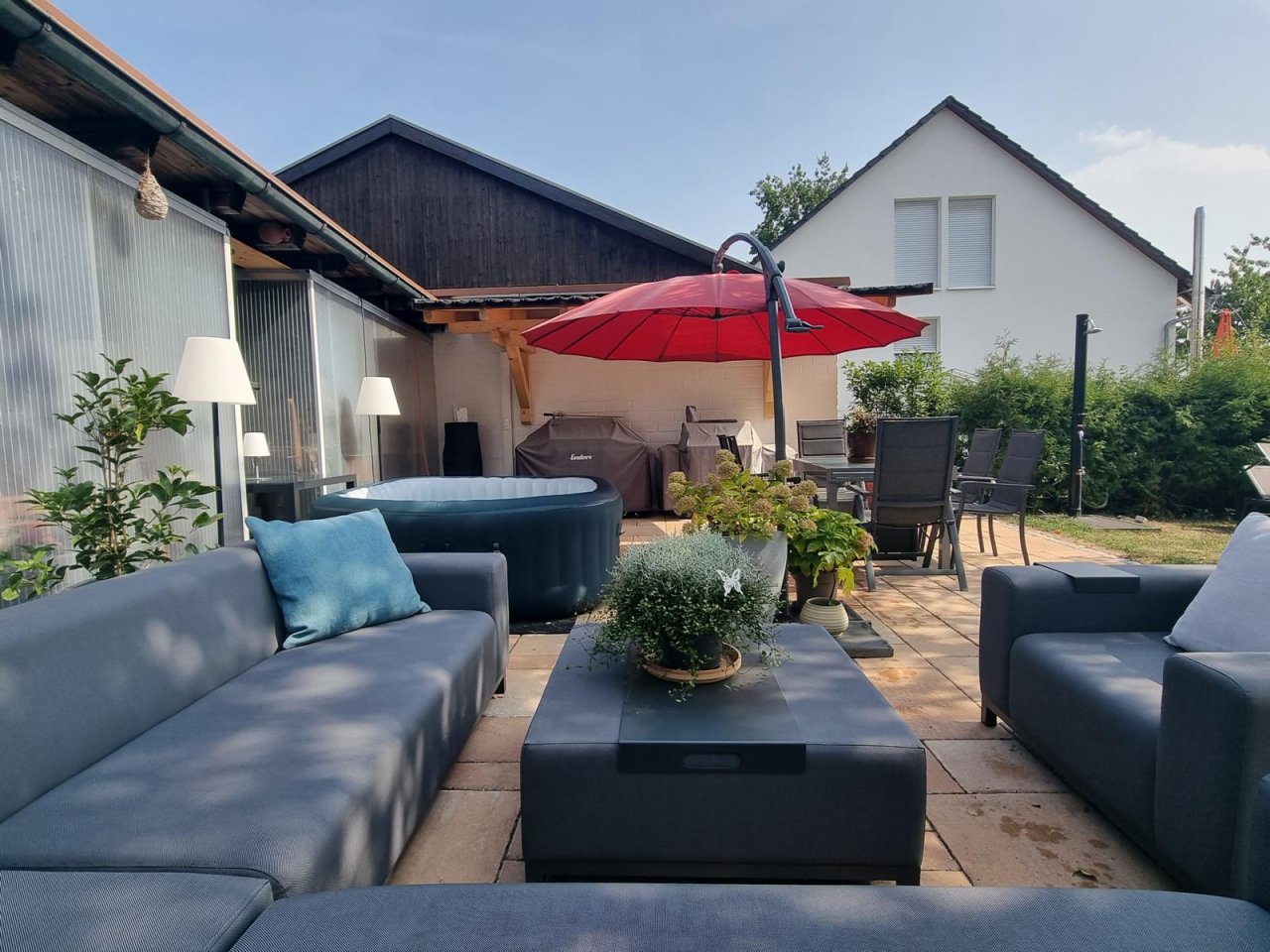 VERKAUFT - Landhaus mit ca. 350 m² Wohnfläche auf 1.615 m² Grund mit 4 Garagen, Nähe Coburg!