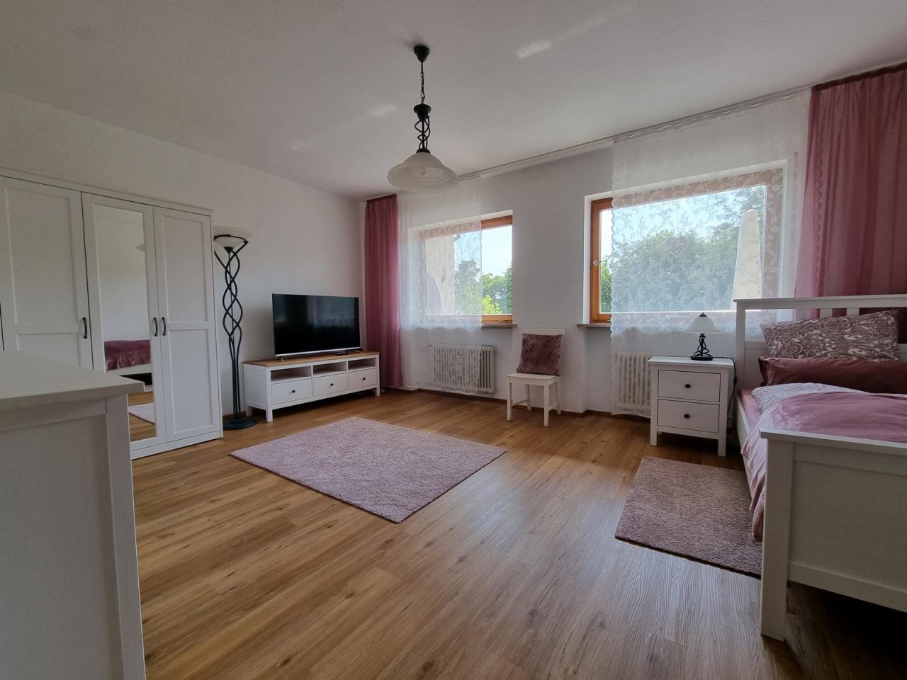 VERKAUFT - Landhaus mit ca. 350 m² Wohnfläche auf 1.615 m² Grund mit 4 Garagen, Nähe Coburg!