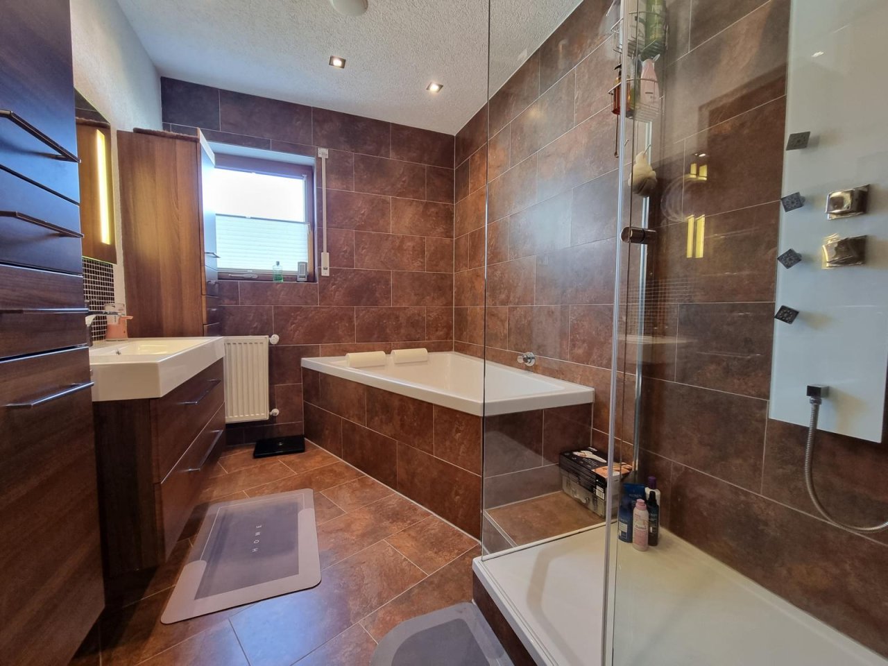 VERKAUFT - Landhaus mit ca. 350 m² Wohnfläche auf 1.615 m² Grund mit 4 Garagen, Nähe Coburg!