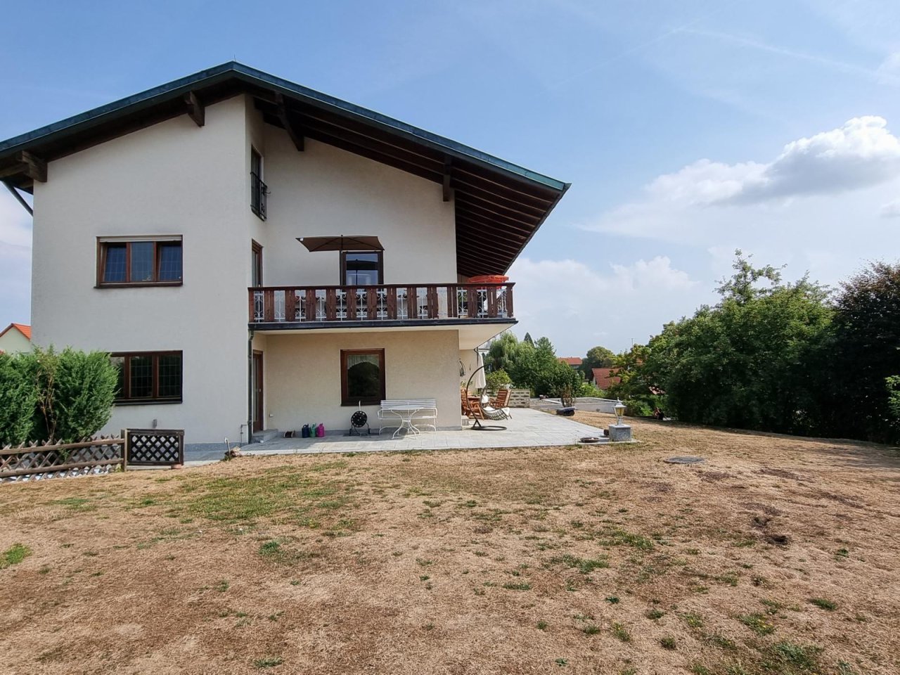 VERKAUFT - Landhaus mit ca. 350 m² Wohnfläche auf 1.615 m² Grund mit 4 Garagen, Nähe Coburg!