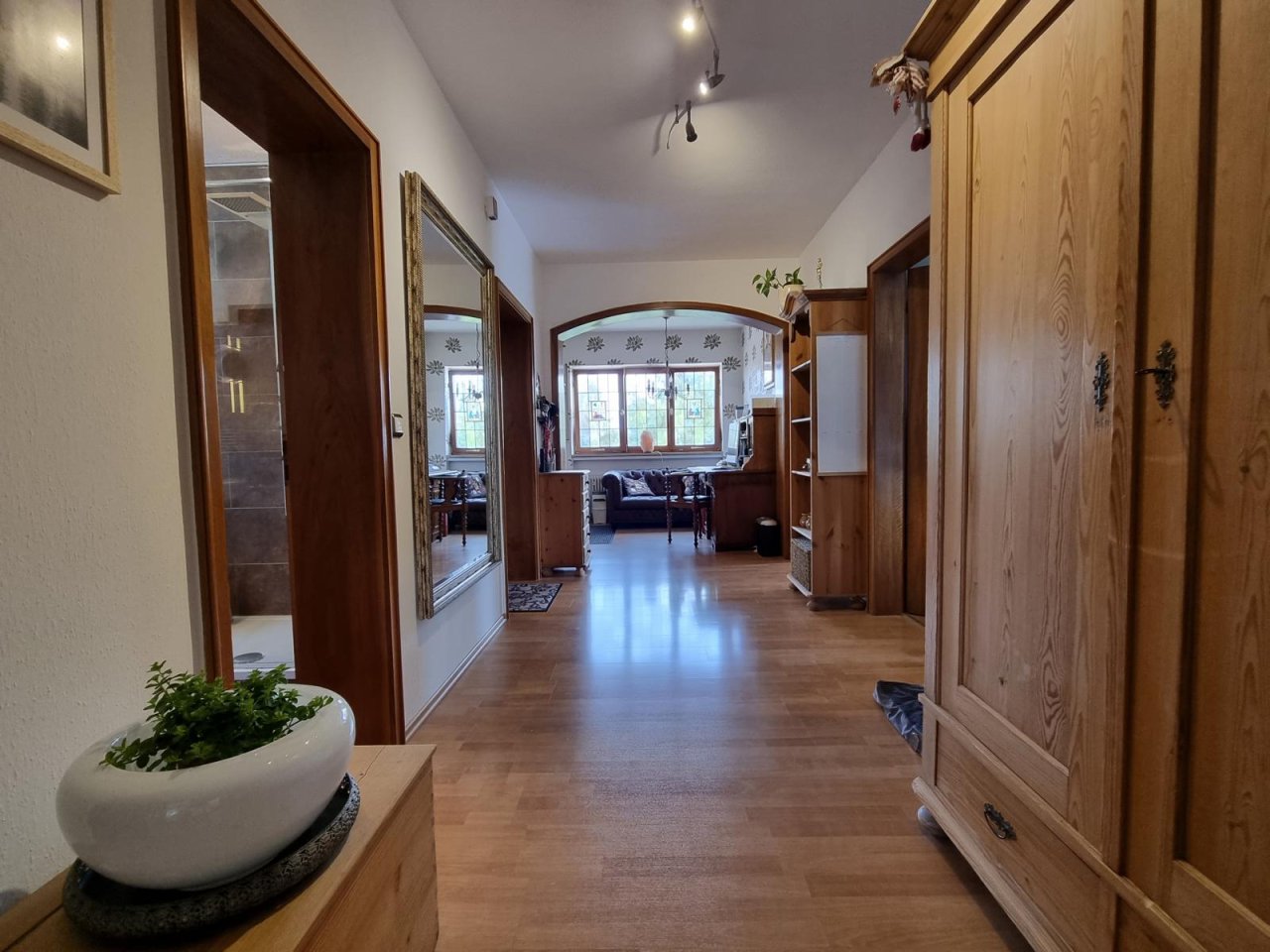 VERKAUFT - Landhaus mit ca. 350 m² Wohnfläche auf 1.615 m² Grund mit 4 Garagen, Nähe Coburg!