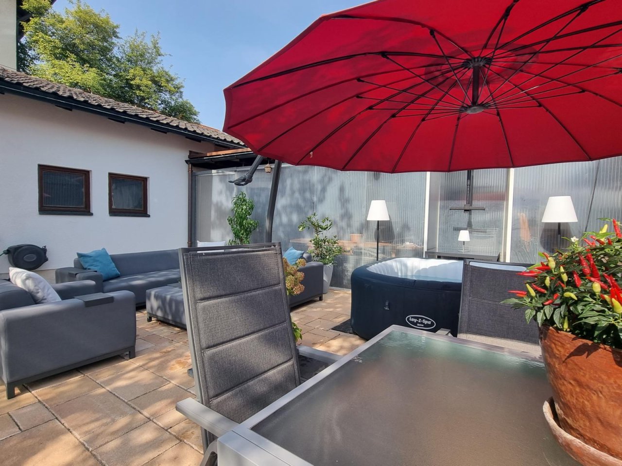 VERKAUFT - Landhaus mit ca. 350 m² Wohnfläche auf 1.615 m² Grund mit 4 Garagen, Nähe Coburg!