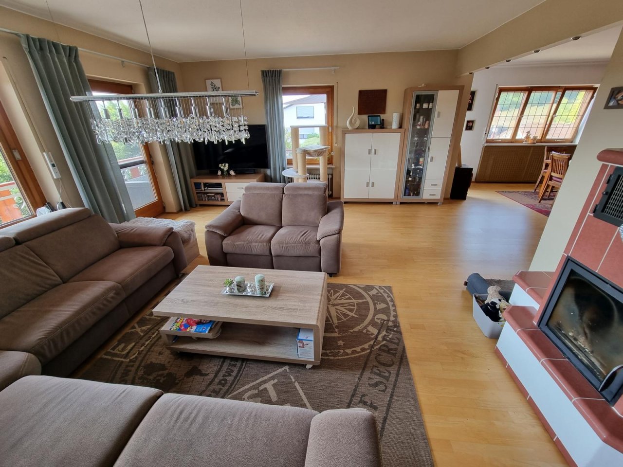 VERKAUFT - Landhaus mit ca. 350 m² Wohnfläche auf 1.615 m² Grund mit 4 Garagen, Nähe Coburg!