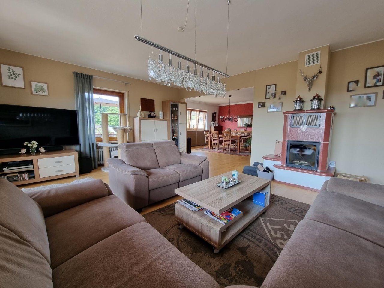 VERKAUFT - Landhaus mit ca. 350 m² Wohnfläche auf 1.615 m² Grund mit 4 Garagen, Nähe Coburg!