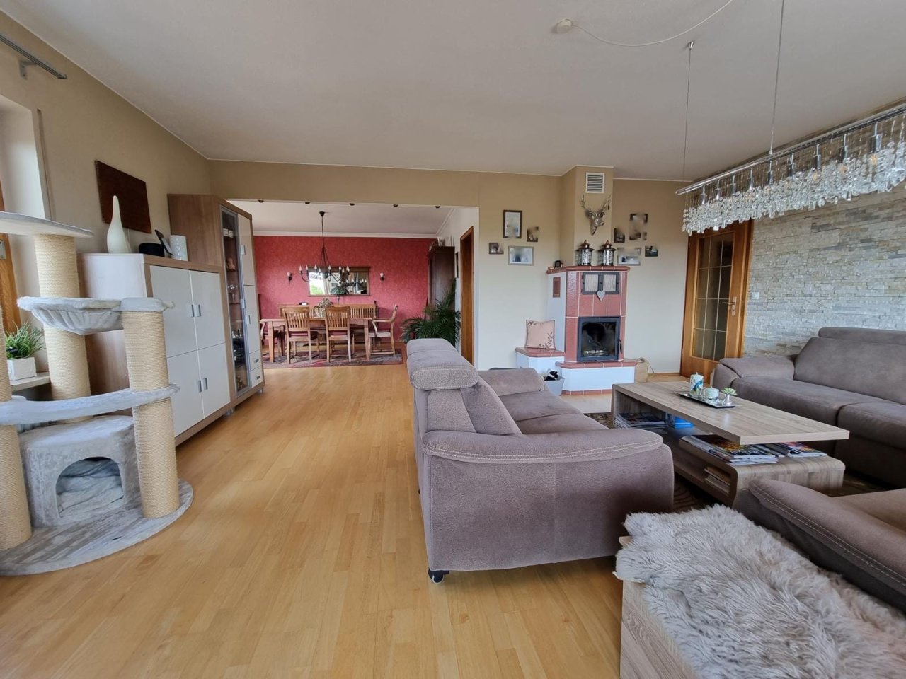 VERKAUFT - Landhaus mit ca. 350 m² Wohnfläche auf 1.615 m² Grund mit 4 Garagen, Nähe Coburg!