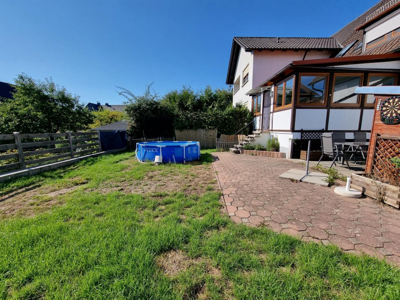 VERKAUFT -Liebenswerte Doppelhaushälfte in beliebtem Ahorner Ortsteil!