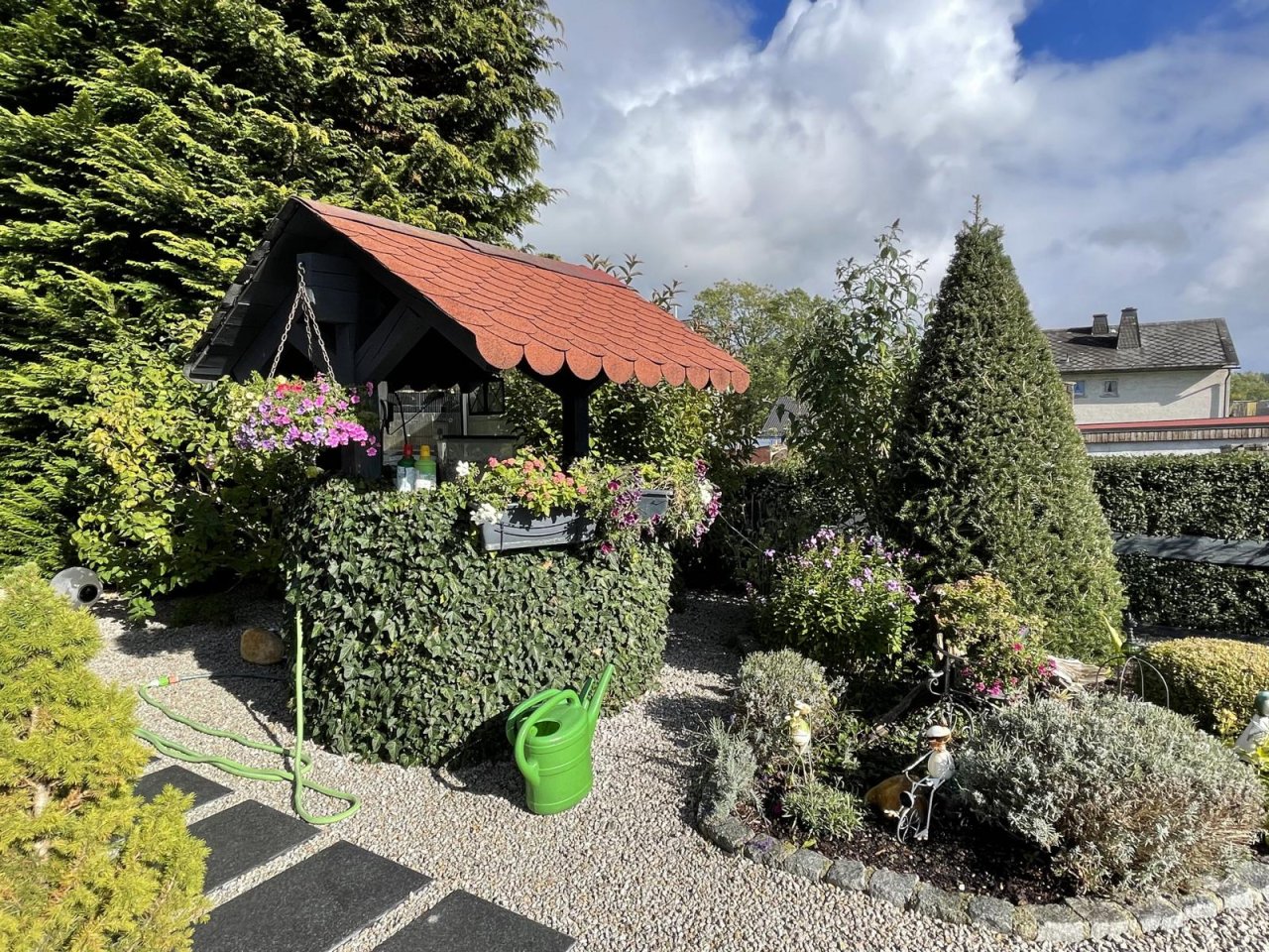 VERKAUFT - Einfamilienhaus mit paradiesischen Außenanlagen inkl. Pool