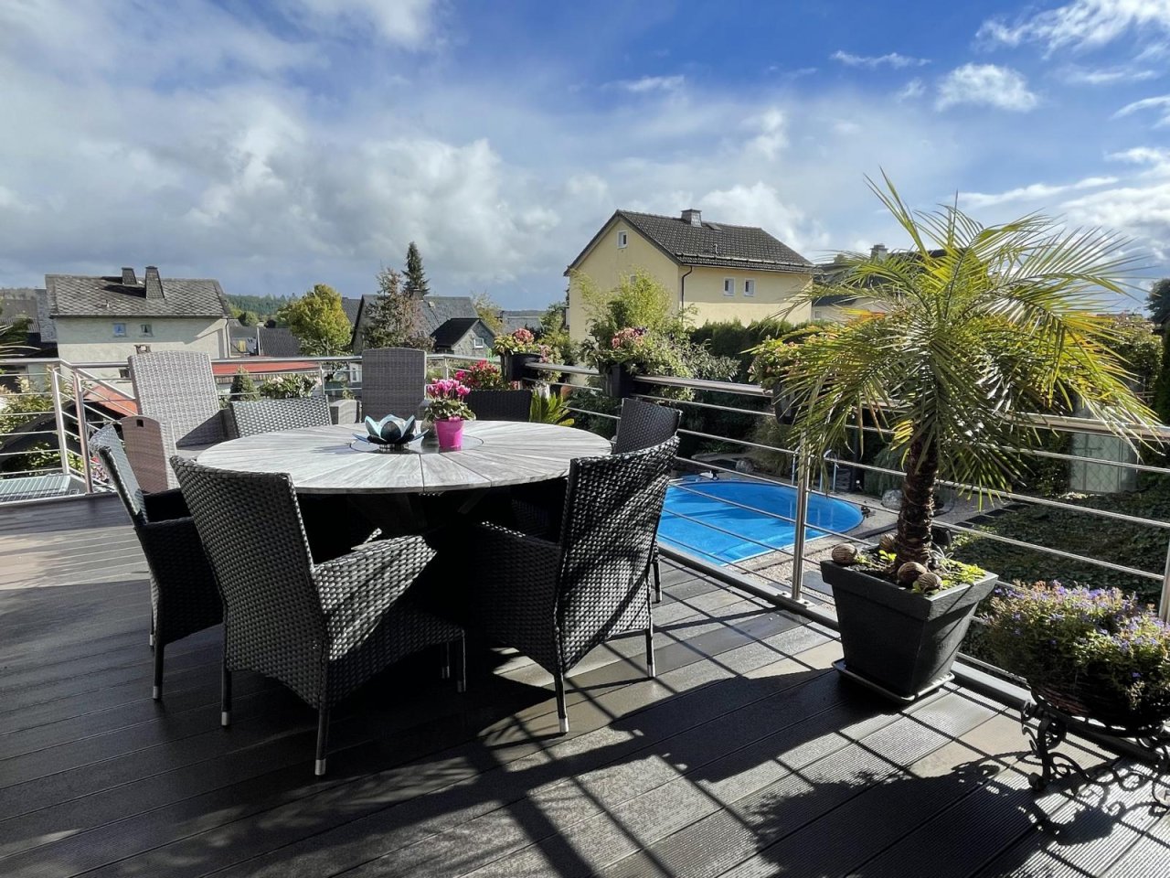 VERKAUFT - Einfamilienhaus mit paradiesischen Außenanlagen inkl. Pool