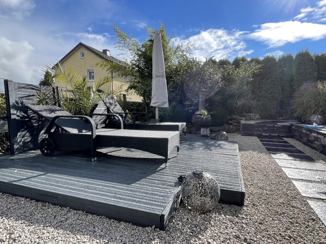 VERKAUFT - Einfamilienhaus mit paradiesischen Außenanlagen inkl. Pool