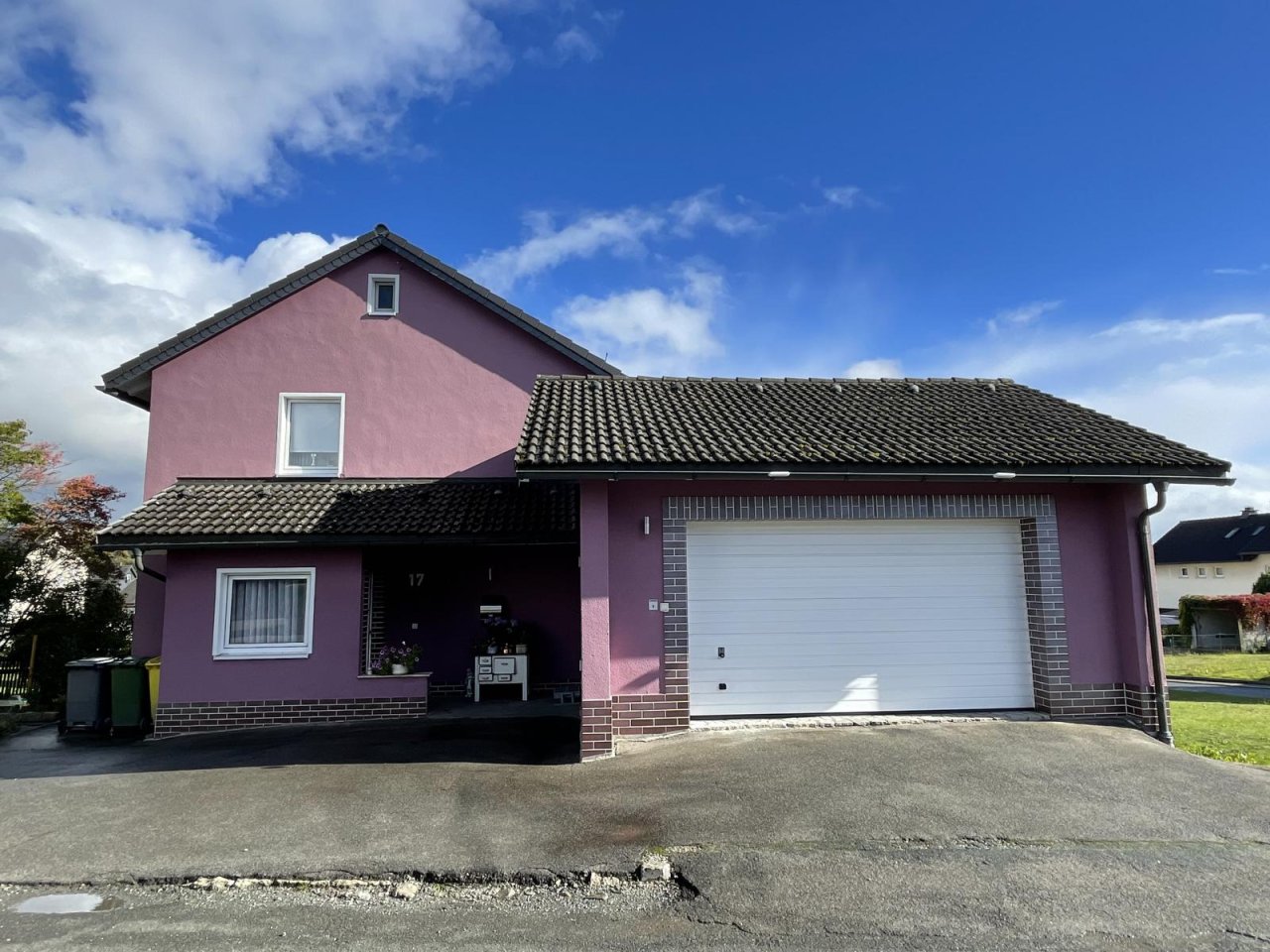 VERKAUFT - Einfamilienhaus mit paradiesischen Außenanlagen inkl. Pool