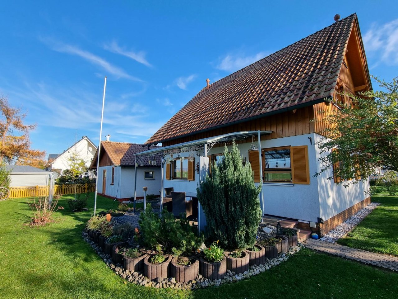 VERKAUFT - Baujahr 2000 - Ein Einfamilienhaus wie im Bilderbuch, in Ortsrandlage, einzugsfertig!