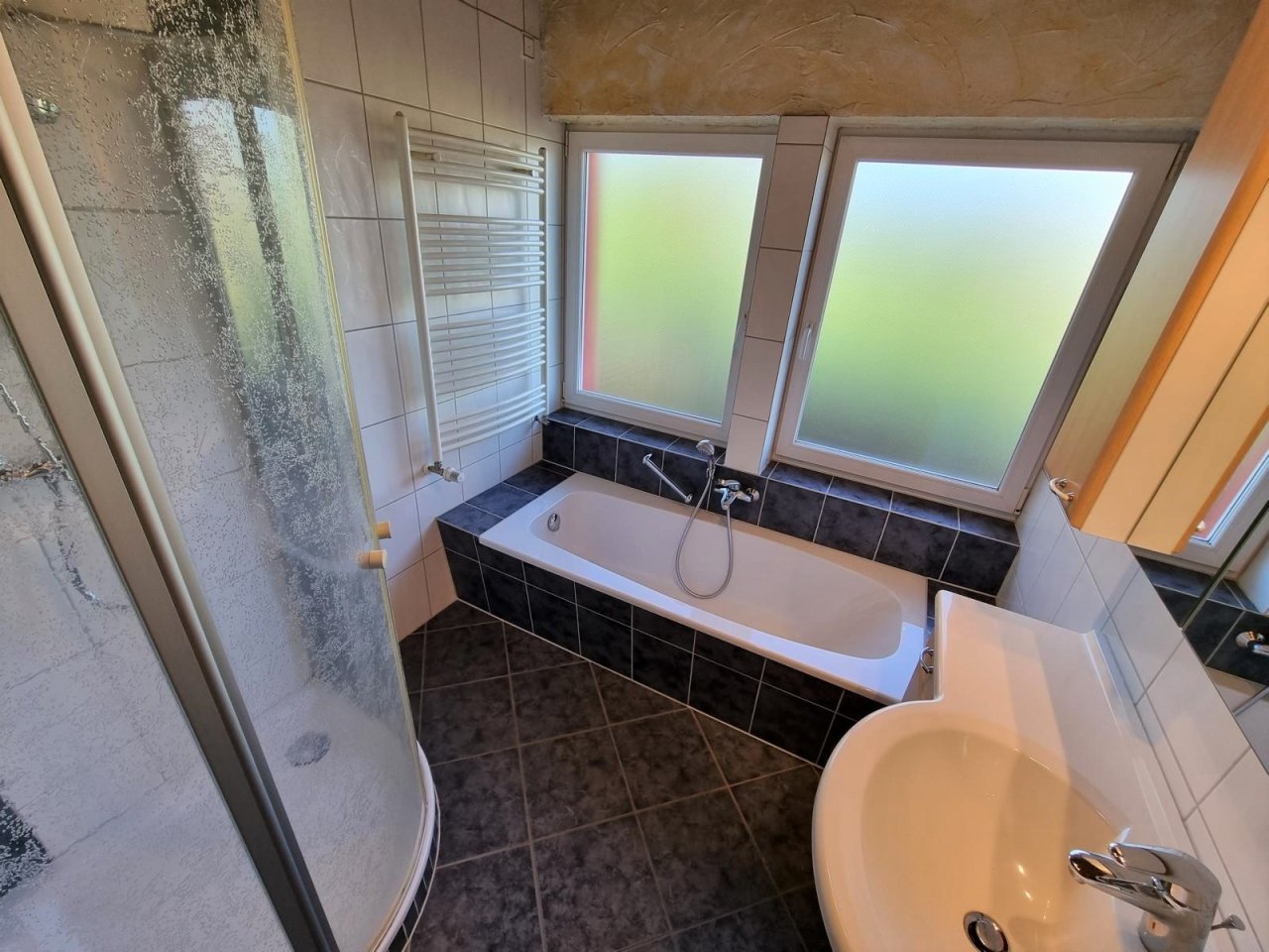 VERKAUFT - Ein See-Blick zum Träumen! Wohnen „mit einem Bein in der Natur“ auf 2.835 m² Grund!